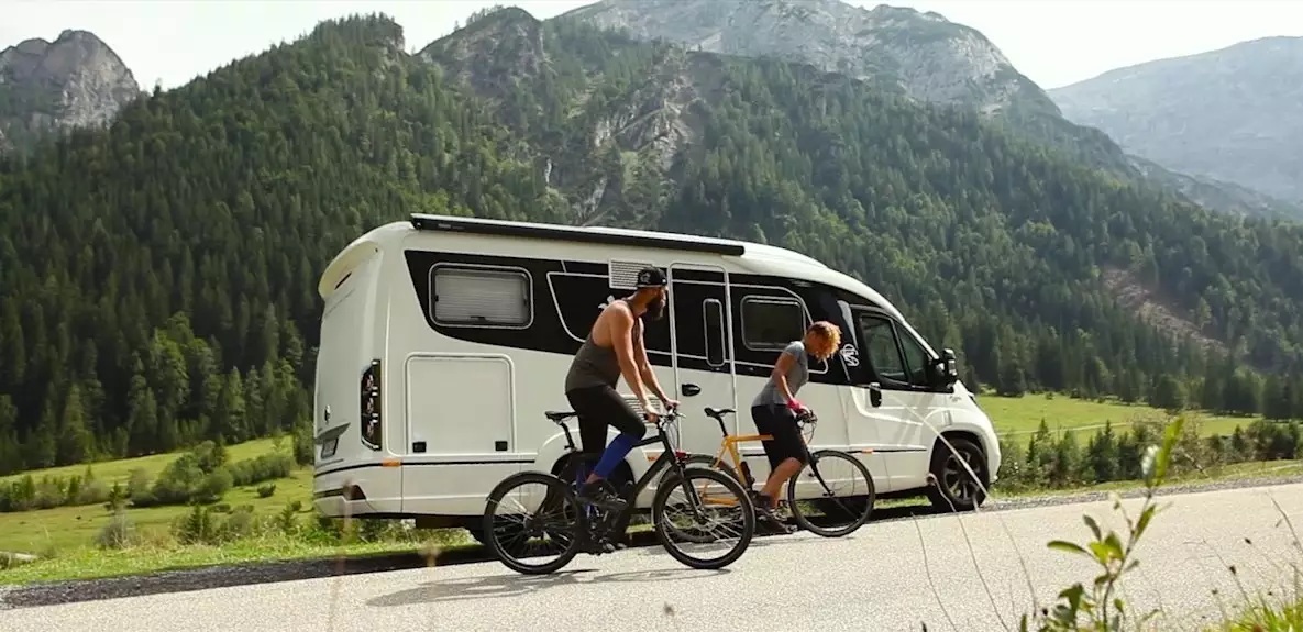 Camper semintergale con bici in montagna